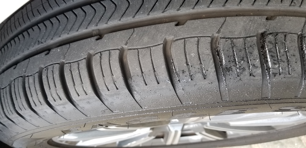 Tyre with feathering wear