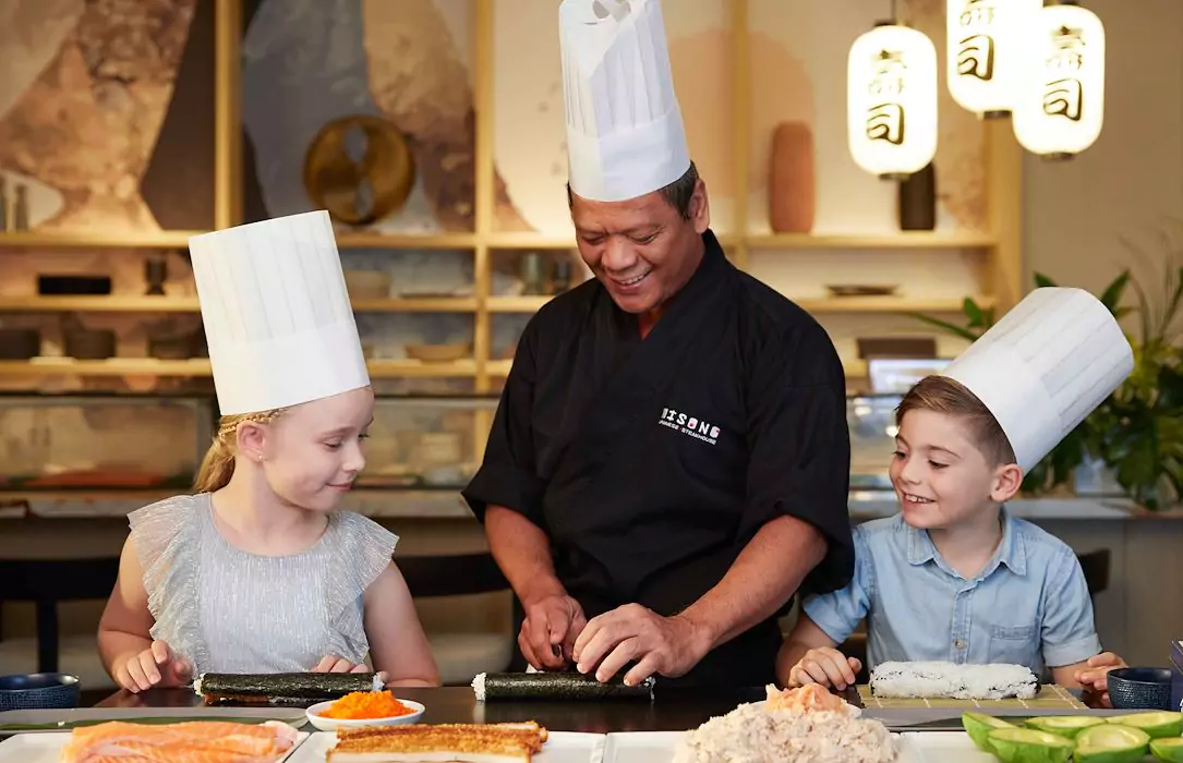 misono-surfers-paradise-kids-learning-to-make-sushi